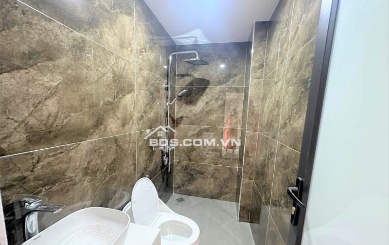 BÁN NHÀ TRƯỜNG LÂM, LB - FULL NỘI THẤT - GARA Ô TÔ - THANG MÁY - KINH DOANH ĐỈNH